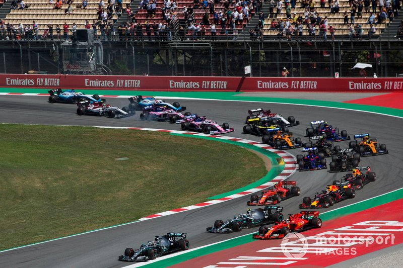 Lewis Hamilton, Mercedes AMG F1 W10, precede Valtteri Bottas, Mercedes AMG W10, Sebastian Vettel, Ferrari SF90, Max Verstappen, Red Bull Racing RB15, Charles Leclerc, Ferrari SF90, e il resto del gruppo, attraverso curva 1