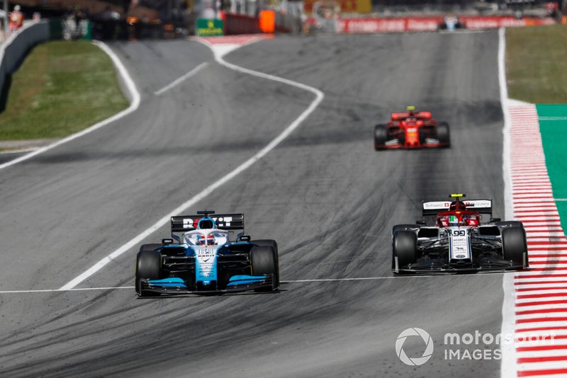 George Russell, Williams Racing FW42, battles with Antonio Giovinazzi, Alfa Romeo Racing C38