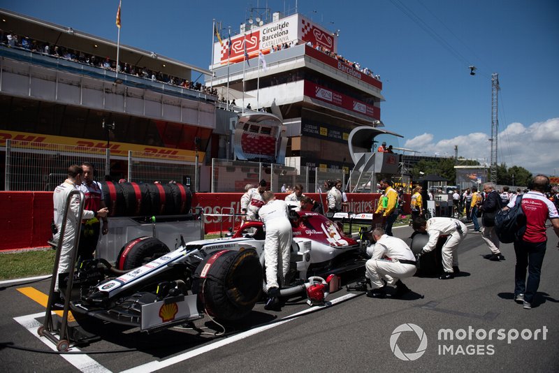 Mechanics on the grid with the car of Kimi Raikkonen, Alfa Romeo Racing C38