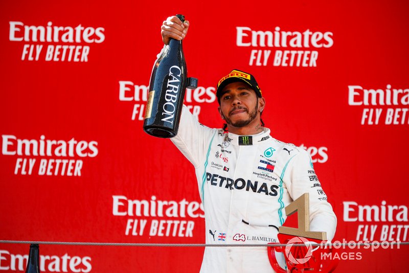Lewis Hamilton, Mercedes AMG F1, prima posizione, con lo Champagne sul podio
