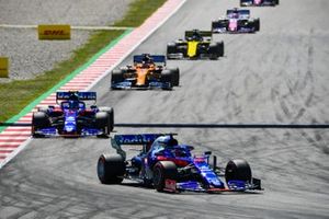 Daniil Kvyat, Toro Rosso STR14, voor Alexander Albon, Toro Rosso STR14, Carlos Sainz Jr., McLaren MCL34, en Daniel Ricciardo, Renault R.S.19