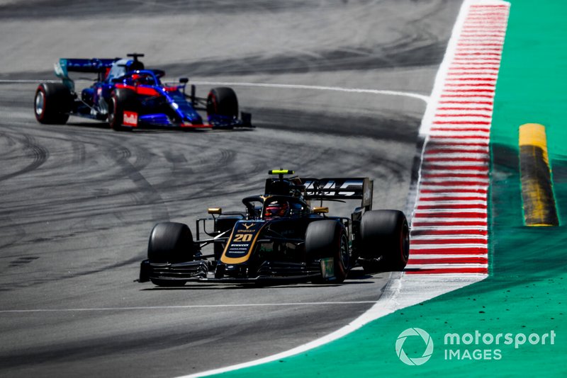 Kevin Magnussen, Haas F1 Team VF-19 guida Daniil Kvyat, Toro Rosso STR14