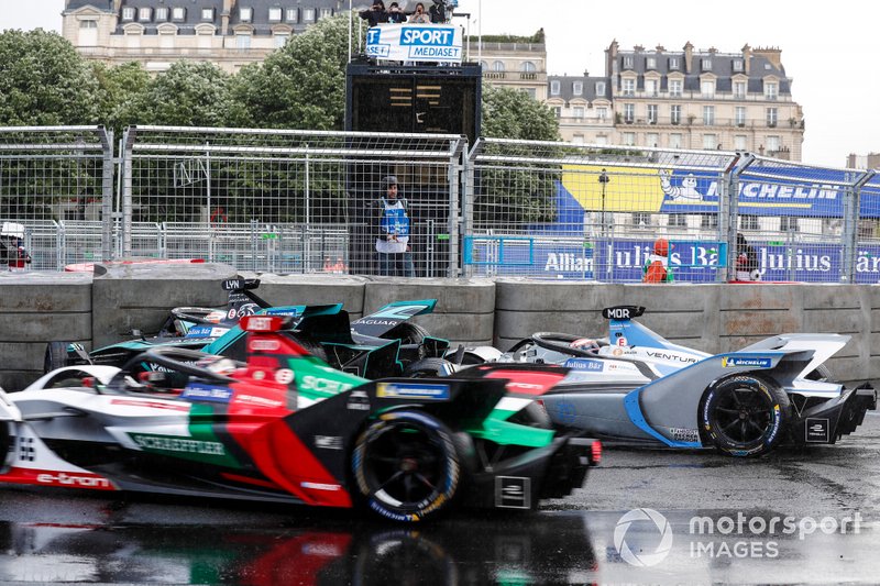 Alex Lynn, Panasonic Jaguar Racing, Jaguar I-Type 3, viene centrato da Edoardo Mortara Venturi Formula E, Venturi VFE05, dopo aver colpito una barriera, mentre Daniel Abt, Audi Sport ABT Schaeffler, Audi e-tron FE05 transita a lato
