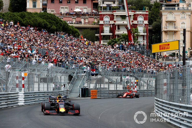 Max Verstappen, Red Bull Racing RB15, precede Sebastian Vettel, Ferrari SF90
