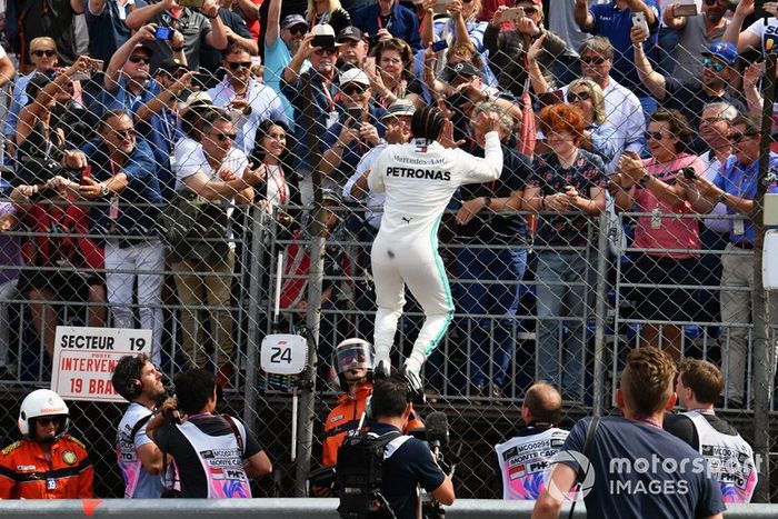 Lewis Hamilton, Mercedes AMG F1, celebra la pole después de la sesión clasificatoria
 