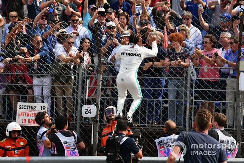 Lewis Hamilton, Mercedes AMG F1, celebra la pole después de la sesión clasificatoria
