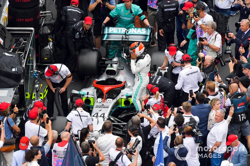 Lewis Hamilton, Mercedes AMG F1 on the grid with a tribute Niki Lauda helmet