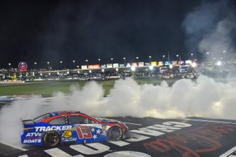 Yarış galibi Martin Truex Jr., Joe Gibbs Racing, Toyota Camry Bass Pro Shops / TRACKER ATVs & Boats / USO