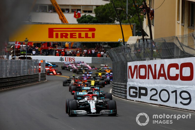 Lewis Hamilton, Mercedes AMG F1 W10, guida il gruppo, alla partenza