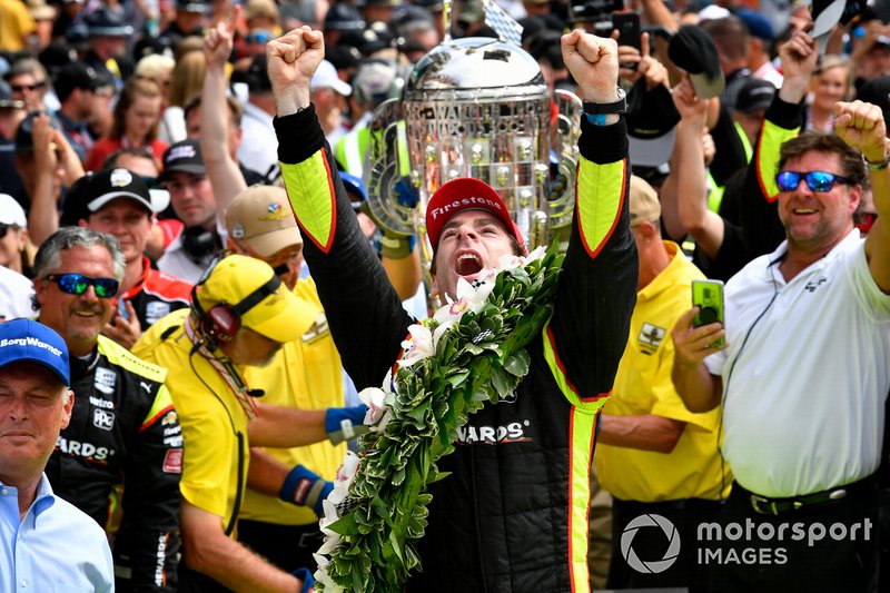 Simon Pagenaud, Team Penske Chevrolet celebrates the win with the Borg-Warner wreath in Victory Lane