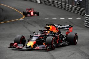 Max Verstappen, Red Bull Racing RB15, voor Sebastian Vettel, Ferrari SF90