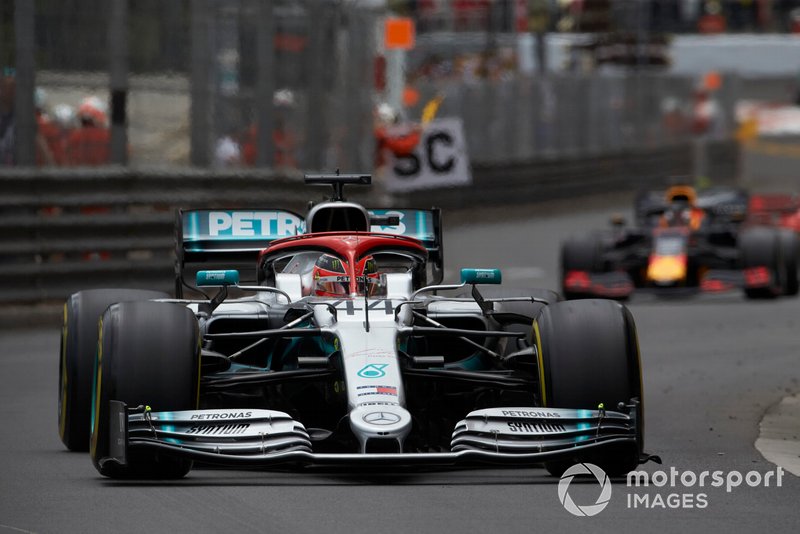 Lewis Hamilton, Mercedes AMG F1 W10, precede Max Verstappen, Red Bull Racing RB15