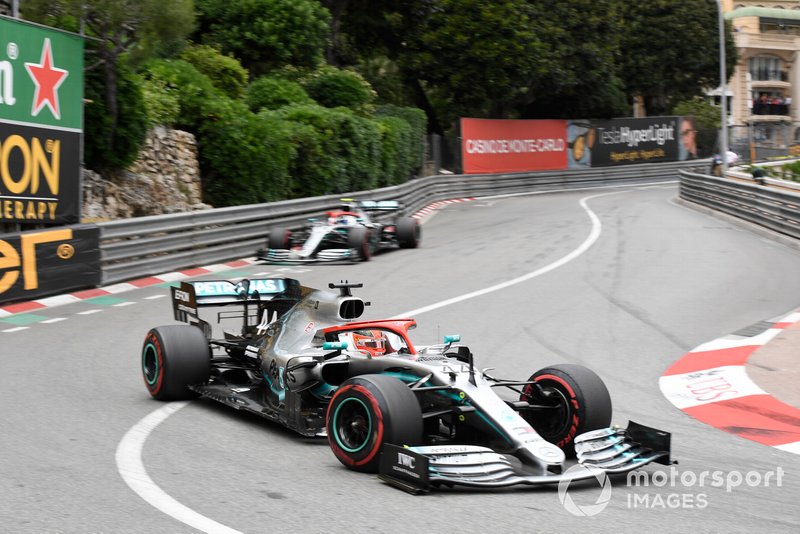 Valtteri Bottas, Mercedes AMG W10, precede Valtteri Bottas, Mercedes AMG W10