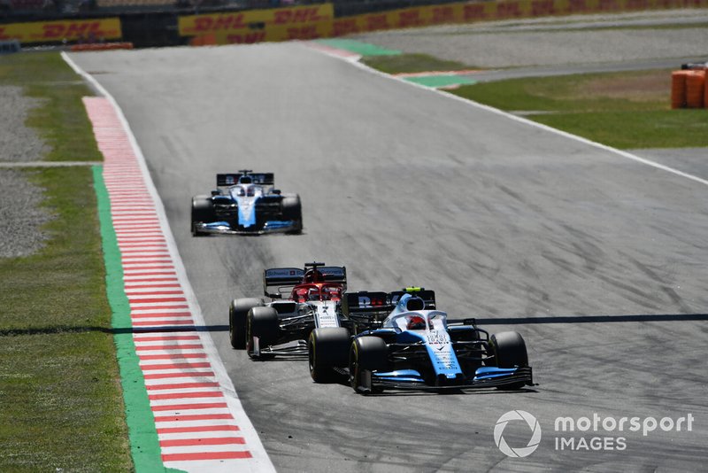 Robert Kubica, Williams FW42, leads Kimi Raikkonen, Alfa Romeo Racing C38, and George Russell, Williams Racing FW42
