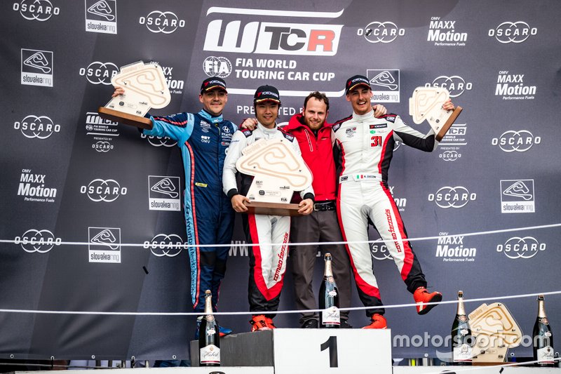Podio: Il vincitore della gara Ma Qing Hua, Team Mulsanne Alfa Romeo Giulietta TCR, secondo posto Norbert Michelisz, BRC Hyundai N Squadra Corse Hyundai i30 N TCR, terzo posto Kevin Ceccon, Team Mulsanne Alfa Romeo Giulietta TCR