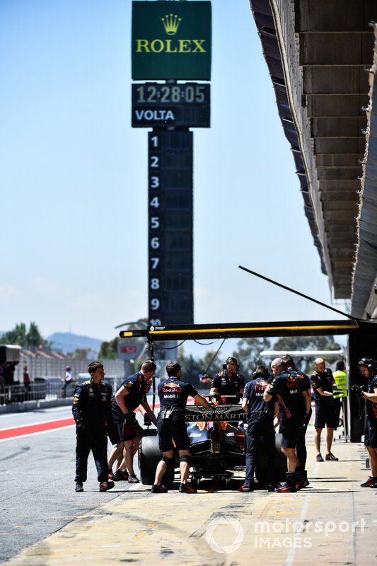 Pierre Gasly, Red Bull Racing RB15, pit stop