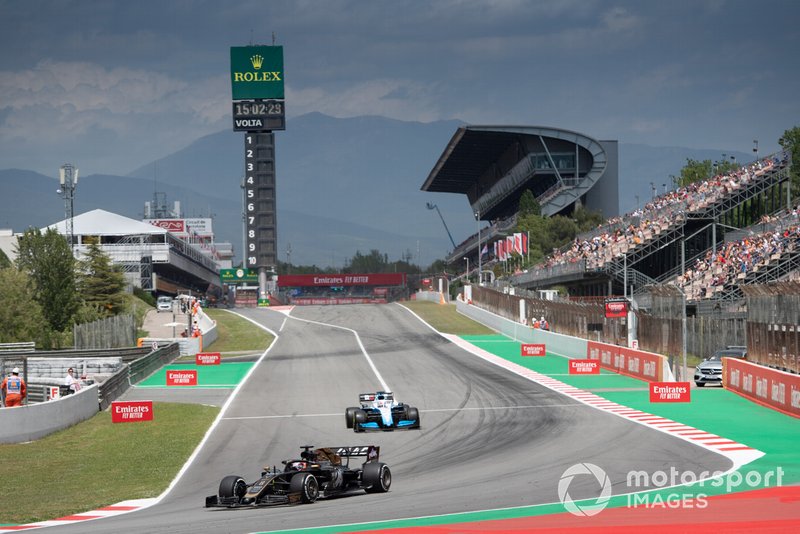 Romain Grosjean, Haas F1 Team VF-19, devant George Russell, Williams Racing FW42