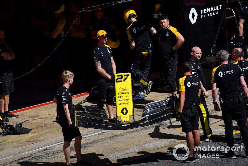 La pit crew Renault con un'ala anteriore per Nico Hulkenberg, Renault R.S. 19