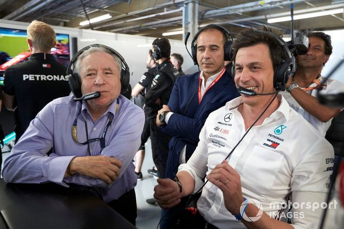 Jean Todt, Presidente de la FIA con Toto Wolff, Director Ejecutivo (Negocios) de Mercedes AMG, en el garaje de Mercedes