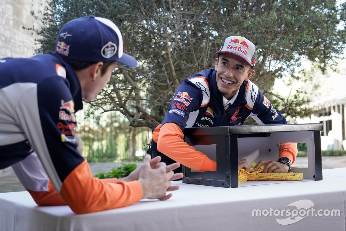 Marc Márquez y Alex Márquez en el juego de la Caja Sorpresa