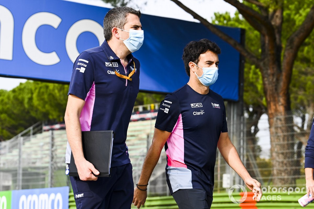 Sergio Perez, Racing Point, percorre il circuito con i colleghi