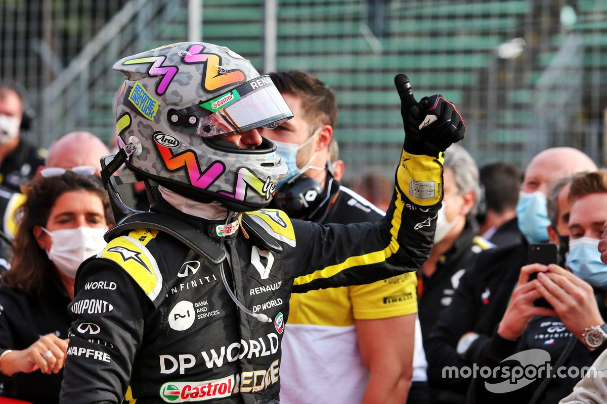 Terzo classificato Daniel Ricciardo, Renault F1 Team festeggia al parc ferme