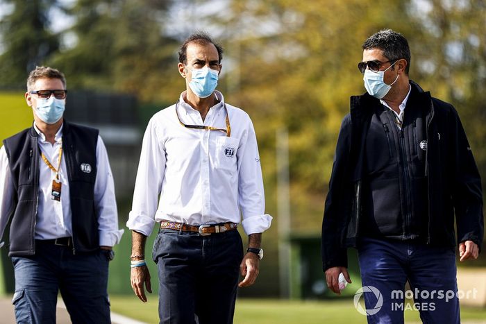 Michael Masi, Director de Carrera de la FIA, Emanuele Pirro, Piloto de la FIA, y otros miembros de la FIA caminan por el circuito