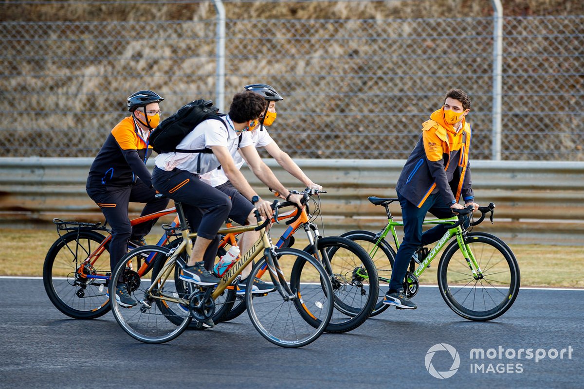 Lando Norris, McLaren, fait son tour de piste à vélo