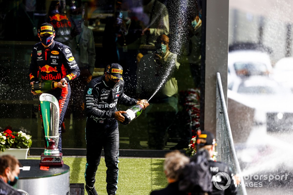 Podio: ganador Lewis Hamilton, Mercedes-AMG F1, tercer lugar Max Verstappen, Red Bull Racing