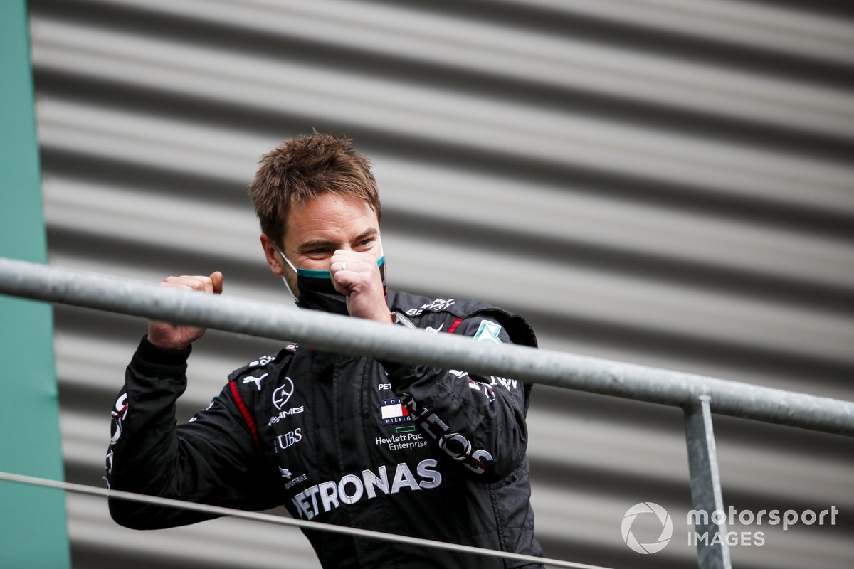 El representante de Mercedes-AMG F1 con el trofeo de constructores celebra en el podio