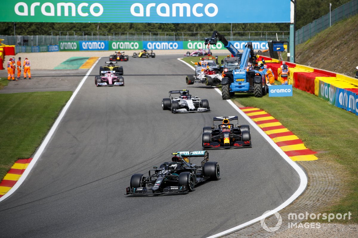 Valtteri Bottas, Mercedes F1 W11, Max Verstappen, Red Bull Racing RB16, Pierre Gasly, AlphaTauri AT01, y el monoplaza de Antonio Giovinazzi, Alfa Romeo Racing C39, es retirado