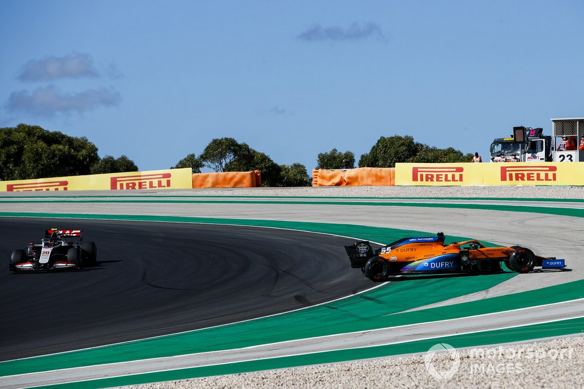 Carlos Sainz Jr., McLaren MCL35, hace un trompo mientras pasa Kevin Magnussen, Haas VF-20