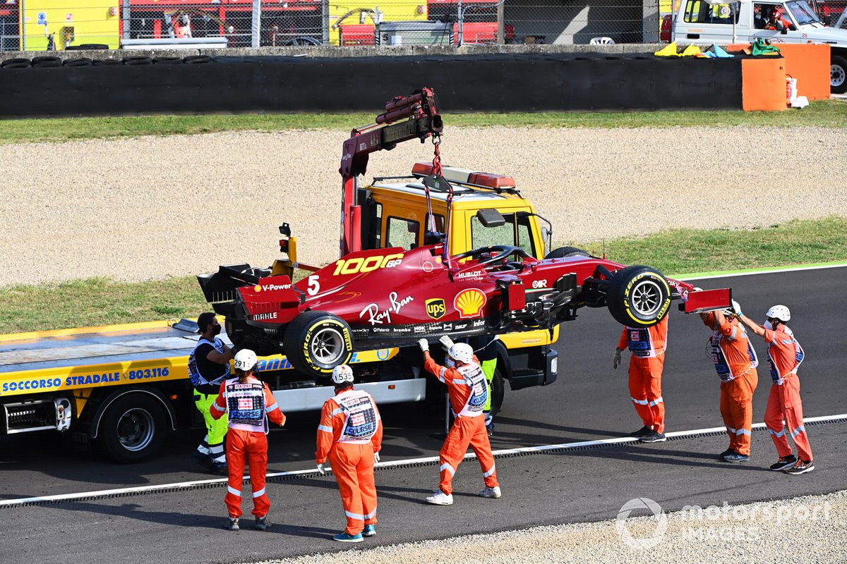El monoplaza de Sebastian Vettel, Ferrari SF1000,es montado en una grúa