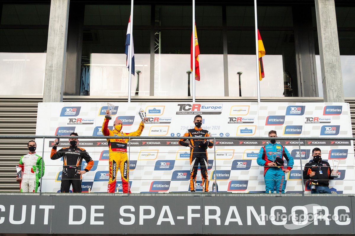 Il Podio di Gara1: Secondo posto Pepe Oriola, Brutal Fish Racing Team, Honda Civic Type R TCR , primo posto, Mikel Azcona, Volcano Motorsport, Cupra TCR , terzo posto Mike Hadler, Profi Car Team Halder, Honda Civic Type R FK7 TCR