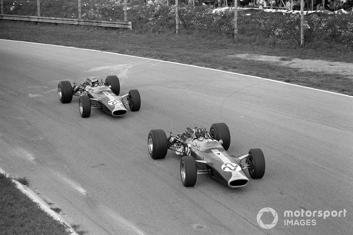 Graham Hill, Lotus 49 Ford, devant Jim Clark, Lotus 49 Ford