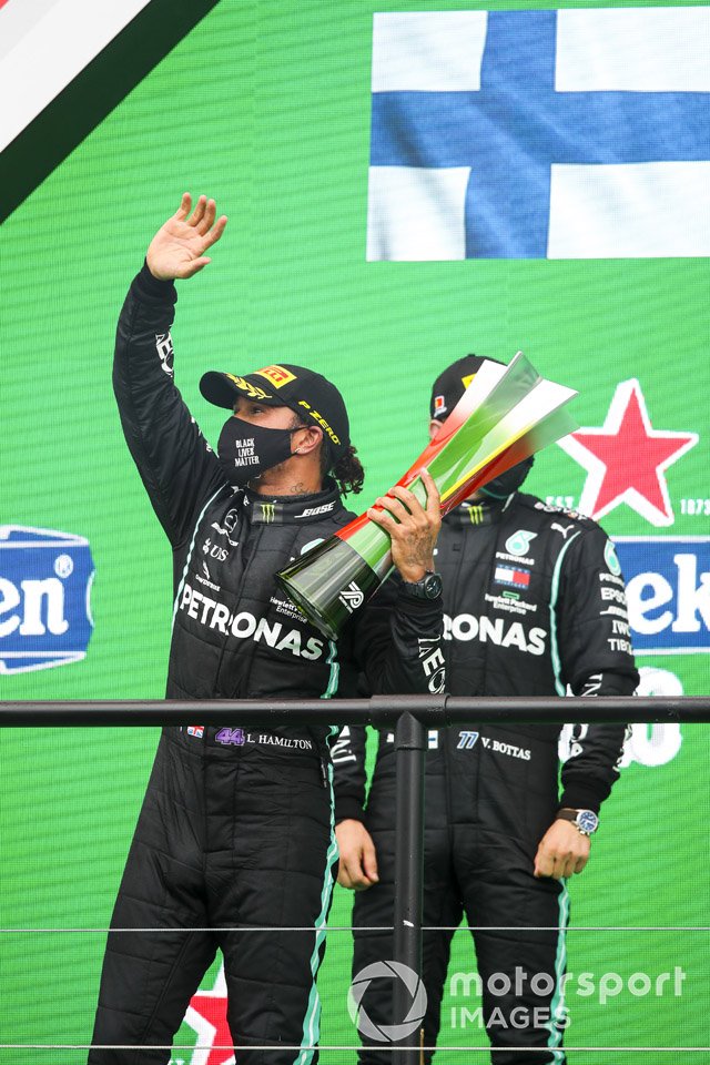 Il vincitore Lewis Hamilton, Mercedes-AMG F1 festeggia sul podio la 92esima vittoria in F1