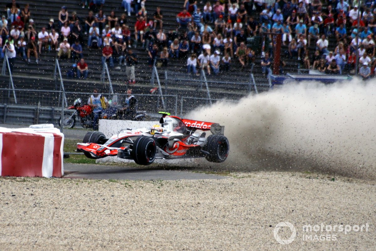 Lewis Hamilton, McLaren Mercedes MP4-22, se choca