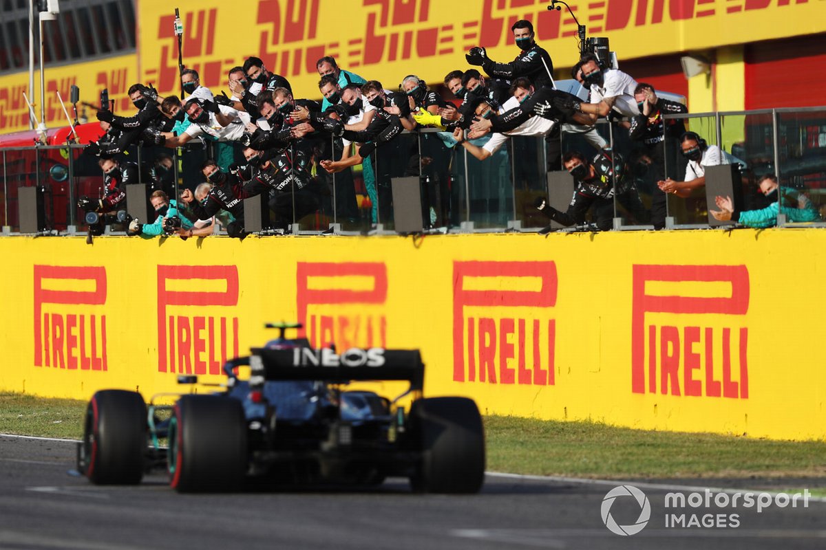Segundo lugar Valtteri Bottas, Mercedes F1 W11, cruza la meta