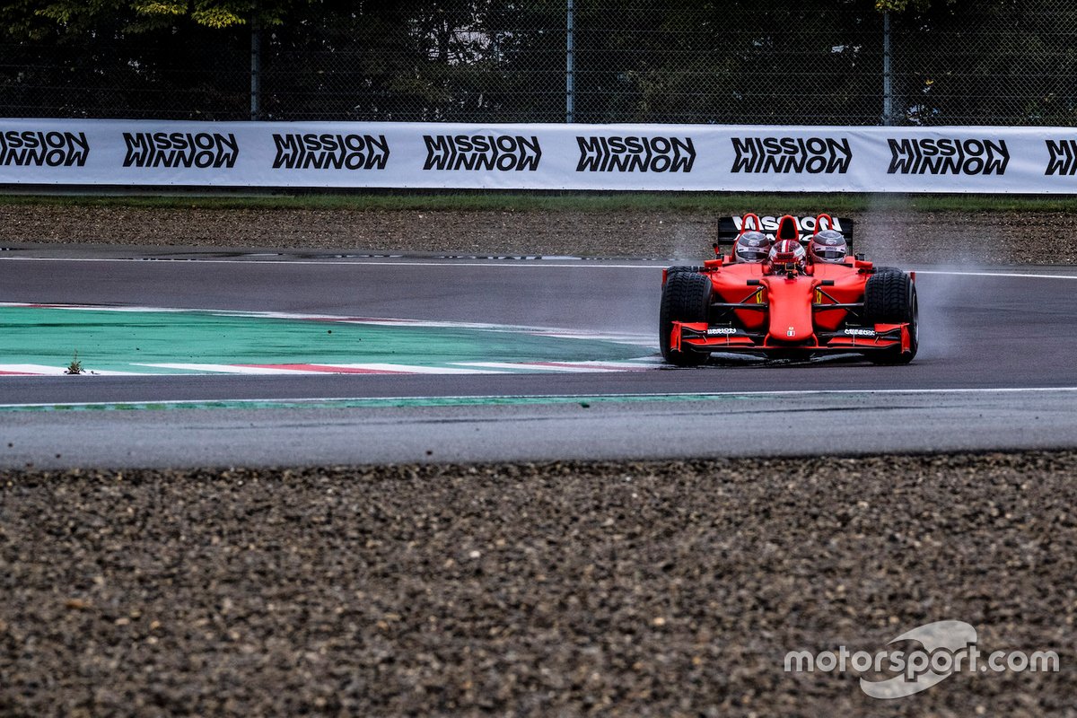 Charles Leclerc, Scuderia Ferrari, in pista con la Ferrari F1 3-Seater, Franco Nugnes, Direttore di Motorsport.com Italia e Guido Meda, direttore di Sky Motori