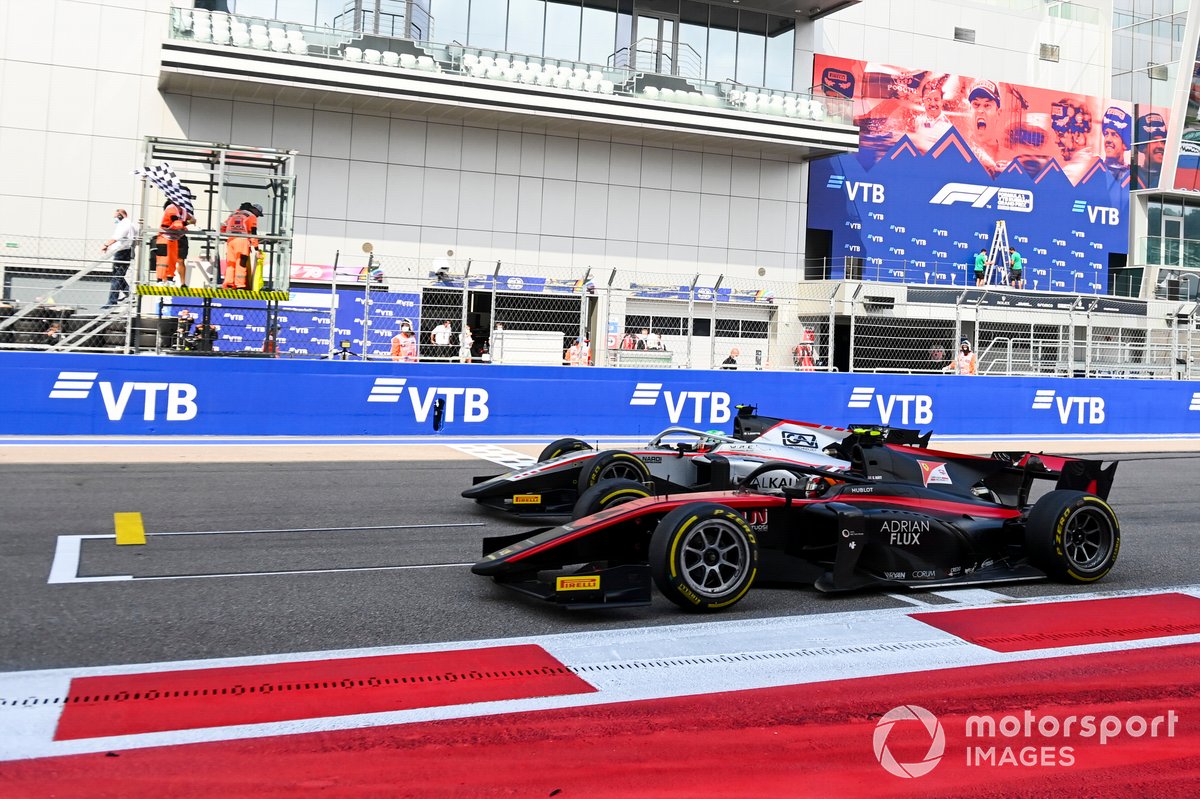 Luca Ghiotto, Hitech Grand Prix e Callum Ilott, UNI-Virtuosi taglia la linea del traguardo
