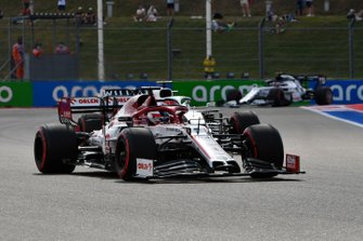 Kimi Raikkonen, Alfa Romeo Racing C39, George Russell, Williams FW43