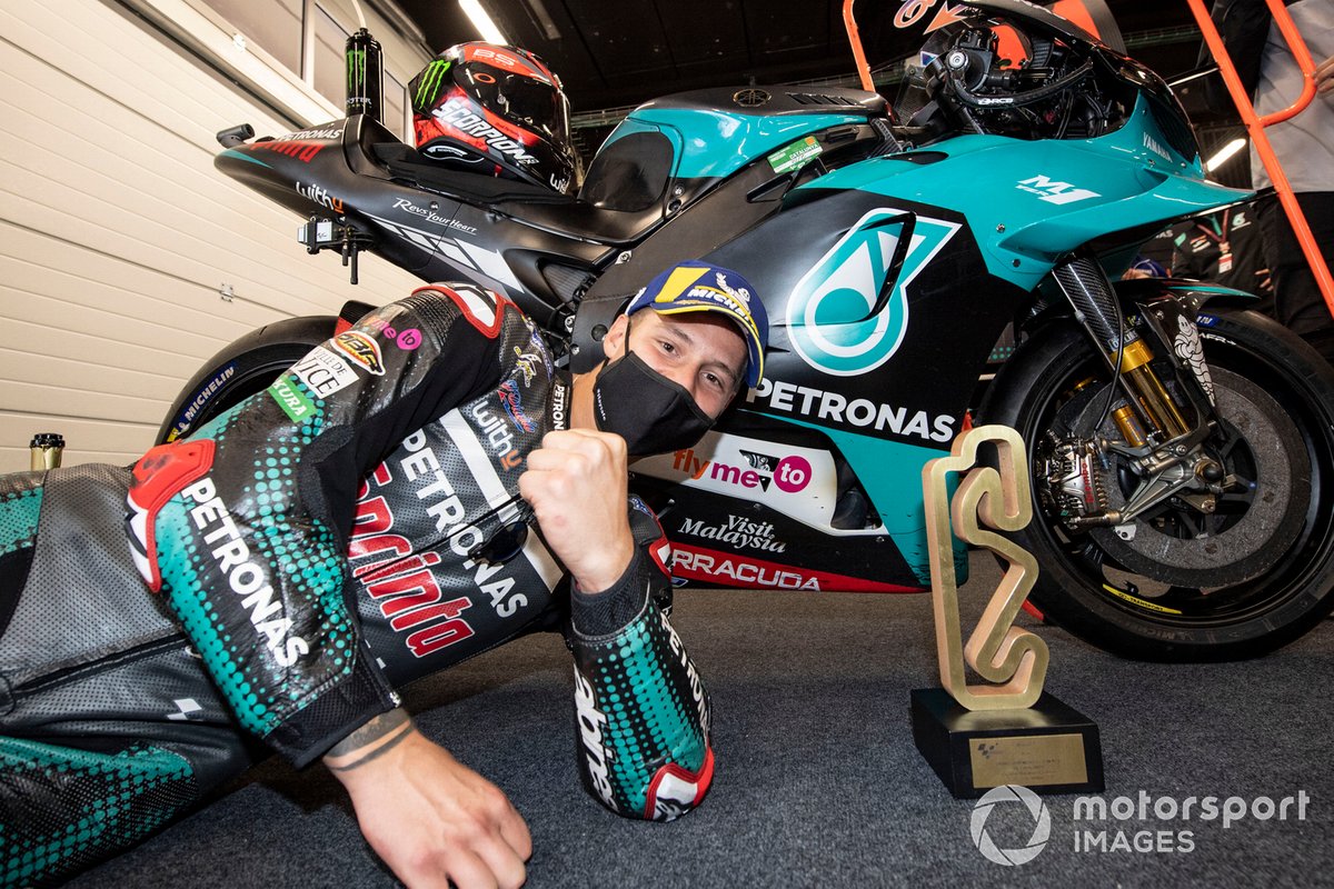 Ganador Fabio Quartararo, Petronas Yamaha SRT con el trofeo
