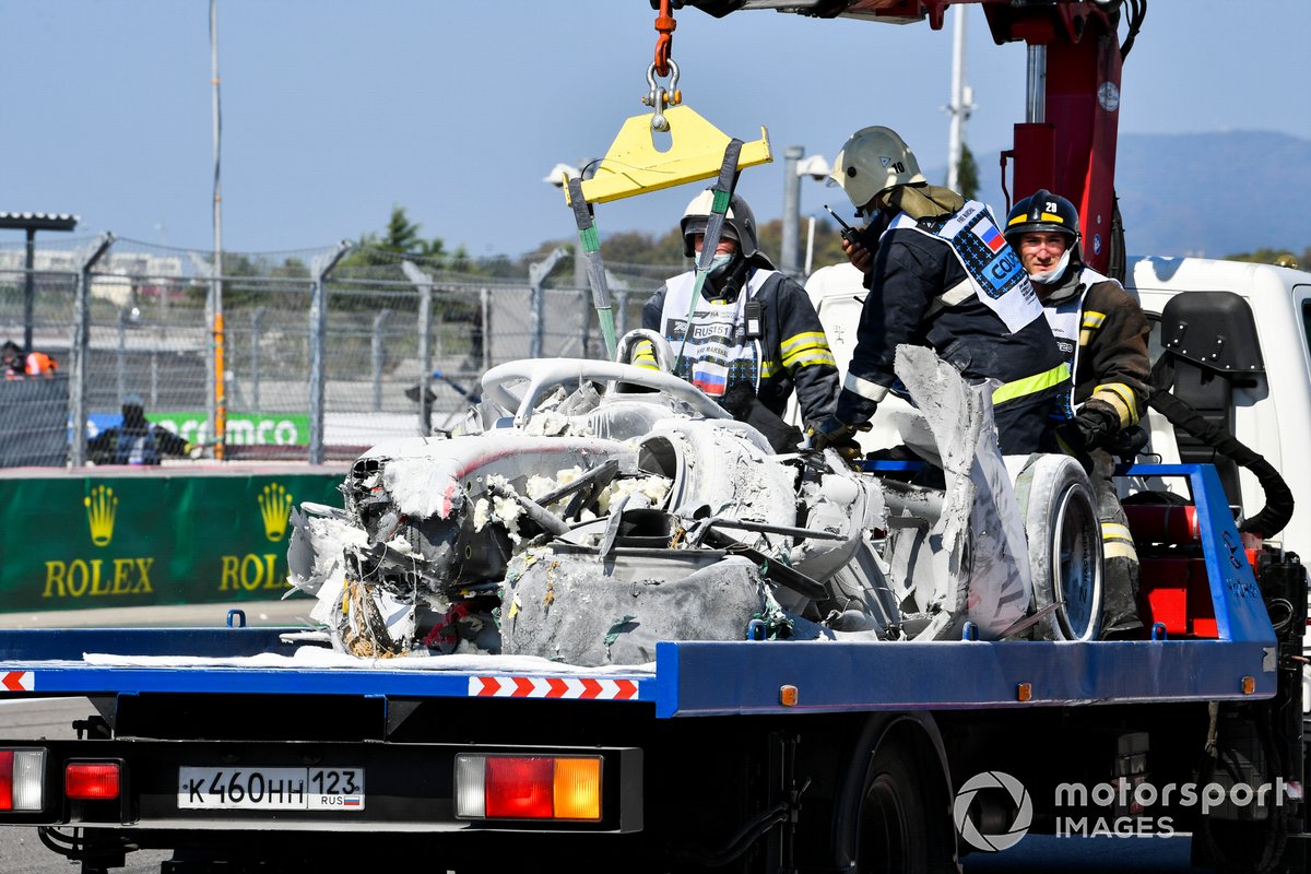 Marshals recover the car of Luca Ghiotto, Hitech Grand Prix after crashing with Jack Aitken, Campos Racing