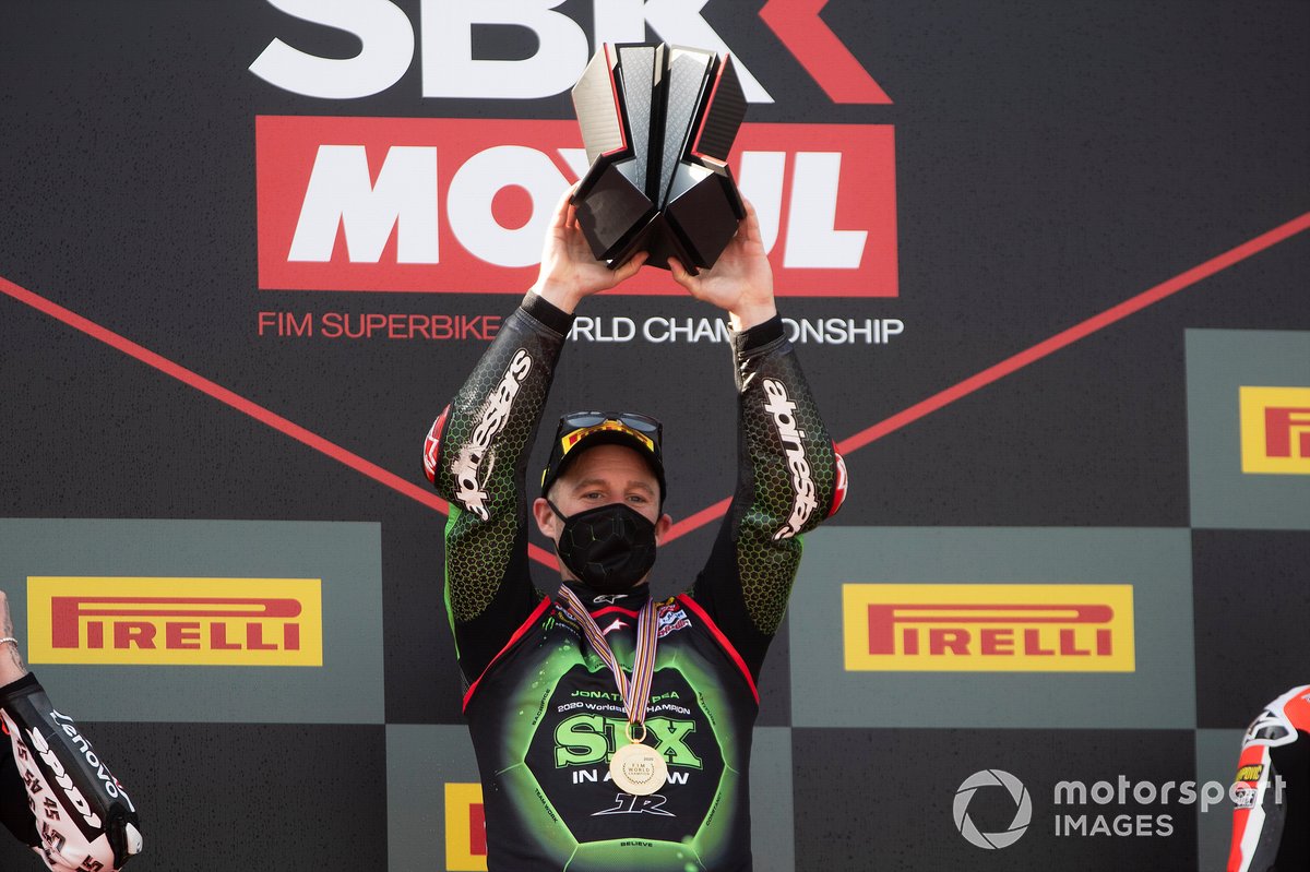 Jonathan Rea, Kawasaki Racing Team con il trofeo della vittoria del campionato e la medaglia