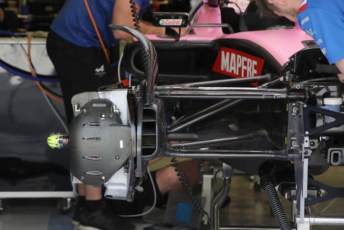 Detalle del freno delantero y la suspensión del Alpine A522