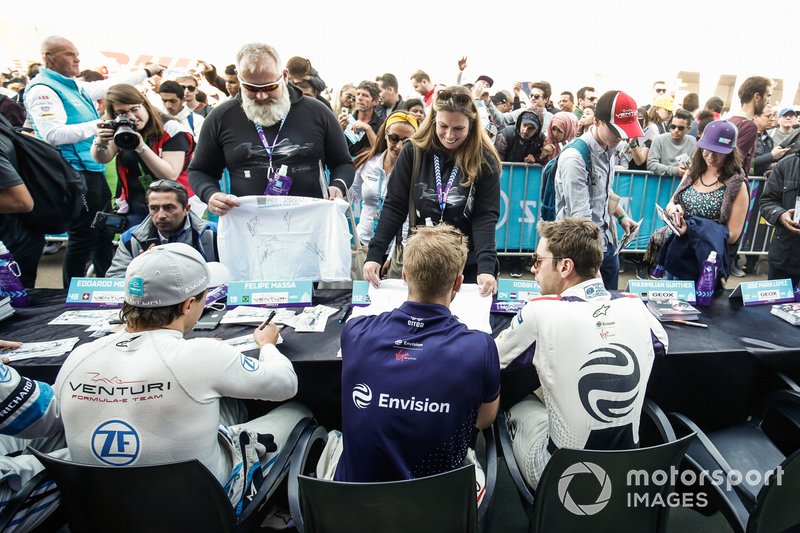 Felipe Massa, Venturi Formula E, Sam Bird, Envision Virgin Racing, Robin Frijns, Envision Virgin Racing, firma autógrafos para los aficionados.