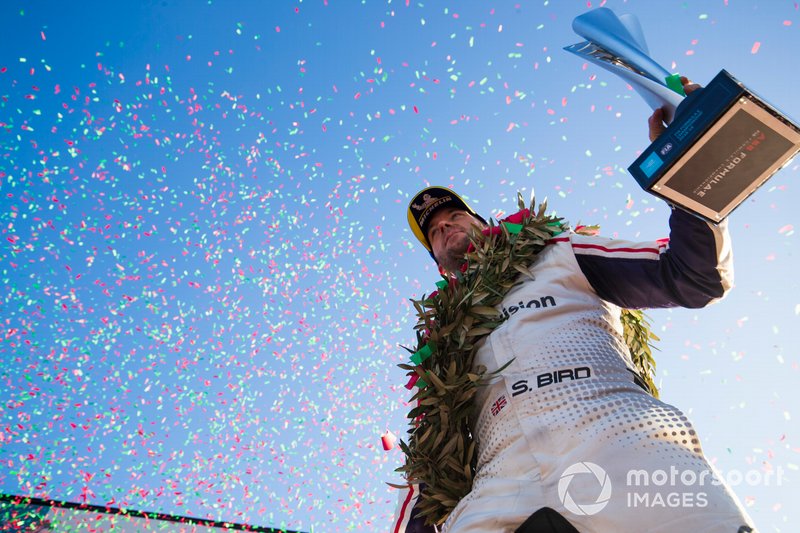 Pioggia di coriandoli mentre Sam Bird, Envision Virgin Racing, 3° classificato, festeggia sul podio