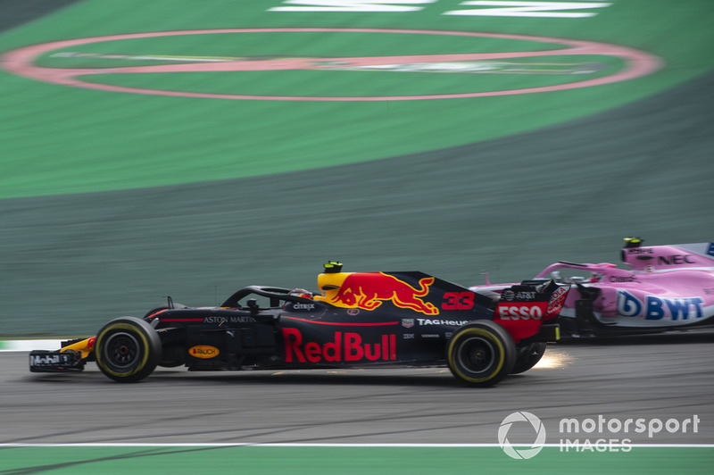 Max Verstappen, Red Bull Racing RB14, e Esteban Ocon, Racing Point Force India VJM11, colidem