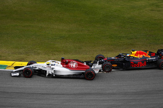 Daniel Ricciardo, Red Bull Racing RB14 en Marcus Ericsson, Sauber C37