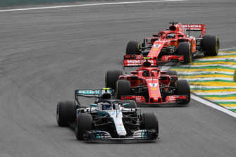 Valtteri Bottas, Mercedes-AMG F1 W09 ve Kimi Raikkonen, Ferrari SF71H ve Sebastian Vettel, Ferrari SF71H
